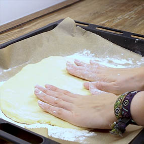 Kartoffel Focaccia Ligurisches Kartoffelbrot Teig auf Bachblech verteilen